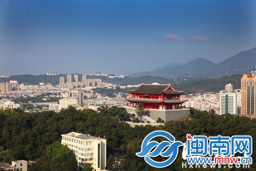 镇海楼立于屏山之巅，俯瞰福州城