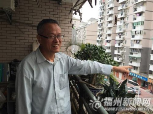 吴更回忆以前救人的经过。