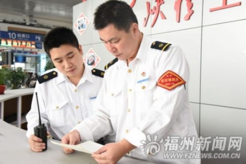 赵贵华（右）正在值班。