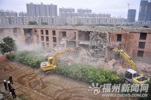 挖掘机在现场拆违。