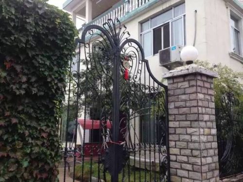 王家门口围满了群众