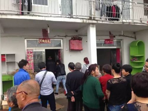 王家门口围满群众