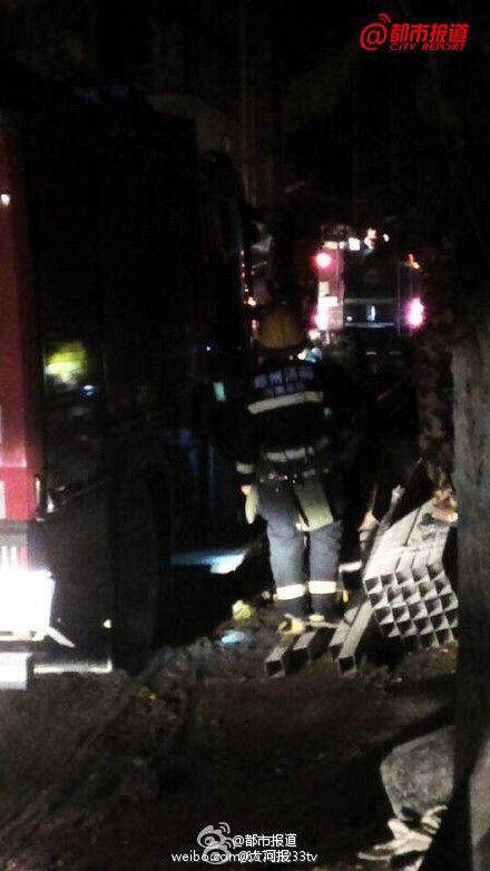 郑州城中村一七层楼倒塌 楼上有多名工人(图)