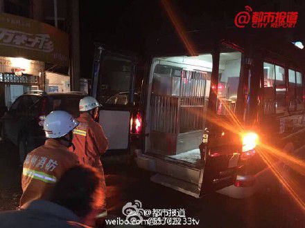 郑州城中村一七层楼倒塌 楼上有多名工人(图)