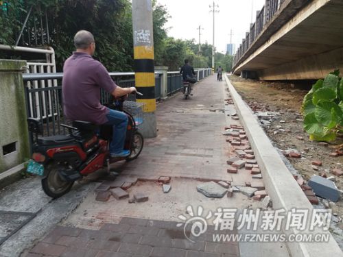 地板砖脱落，骑车人不便