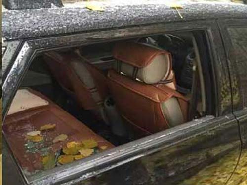 周末雾霾,停在铁西区奖工街路边的数辆私家车遭遇砸车贼。