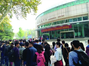 全省理工类招聘会在南理工举行,现场等待的同学排起百米长队
