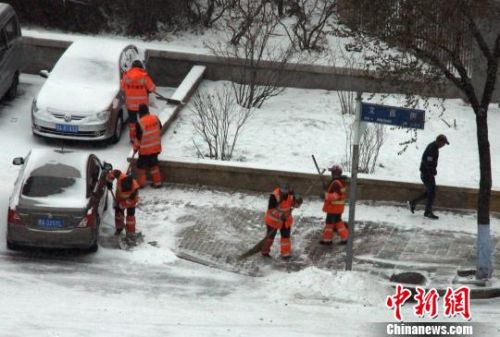 环卫工人在清扫积雪。　王栋梁 摄