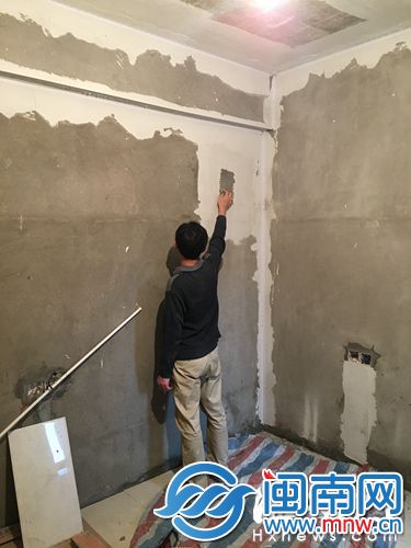 位于李先生家卧室的公共墙体，被邻居削薄挖了个壁橱，隔音效果变差