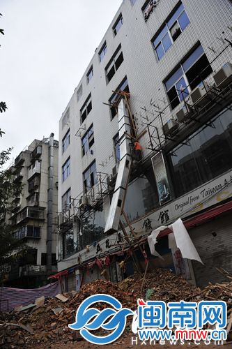 楼下堆起了小山般的建筑垃圾