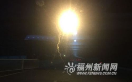 夜间射灯正对着车道，特别晃眼。