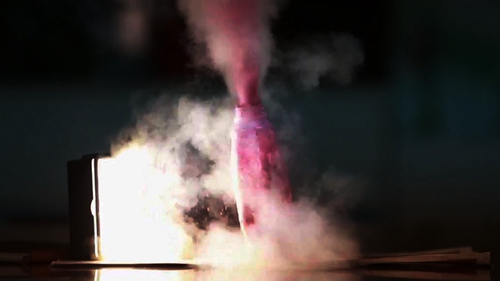 塑料瓶突然被炸得飞起,瓶盖被冲开,干燥剂粉末喷出