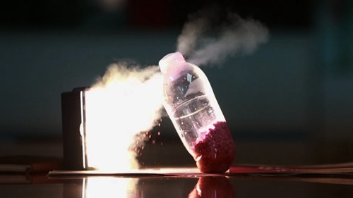 约一分钟后,塑料瓶不断冒白烟,瓶底被烫得变形,瓶子歪向一边