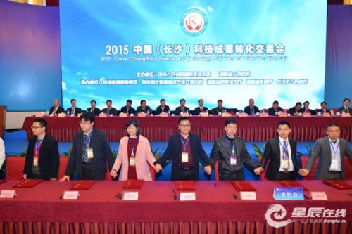 今日启动的科交会主体活动上，明煌能源与湖南星通汽车制造有限公司等企业签署合作协议。 星辰全媒体记者 黄启晴摄