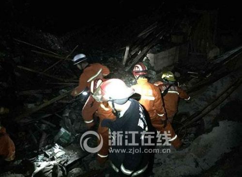 救援人员在现场施救