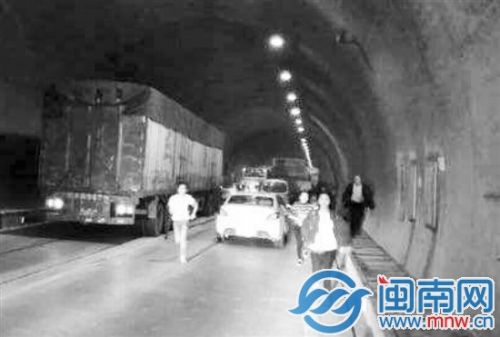 以为是油罐车着火，许多人向隧道外狂奔（读者供图）