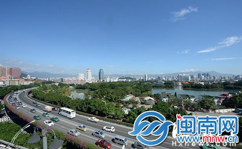 昨日，福州天气晴好，碧空如洗。摄于二环路左海段