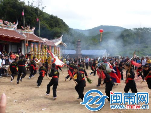 漳州朝鹤堂武术队到长林寺进行武术表演 郑德鸿摄