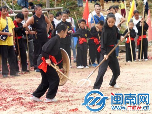 叉盾对打表演 郑德鸿摄