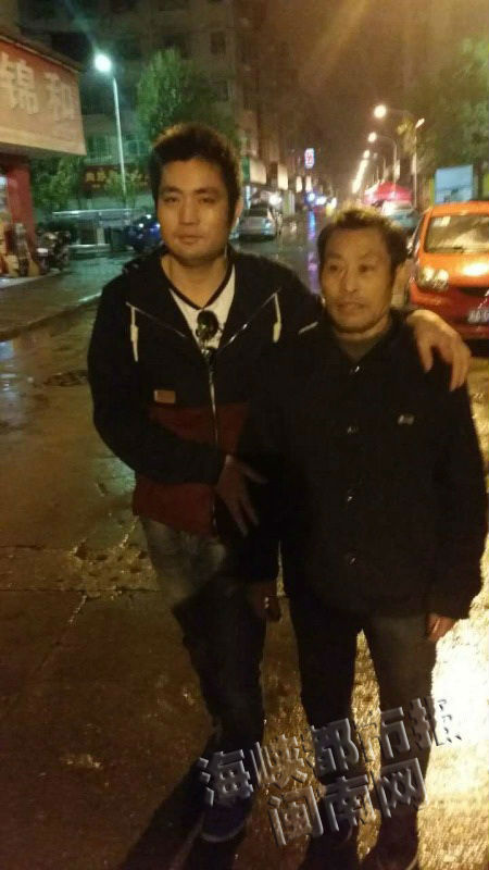 时隔多日，父子终于团聚，罗爸爸激动地哭了