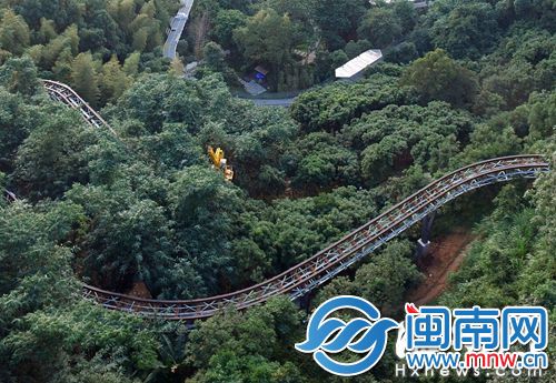 金牛山山脊线上，已搭建起钢架