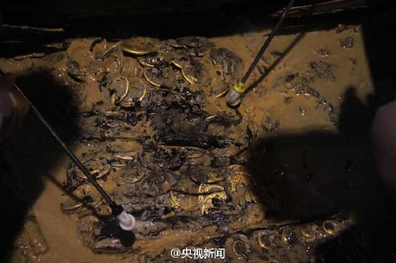 西汉海昏侯墓主椁室西侧现大量金器堆2