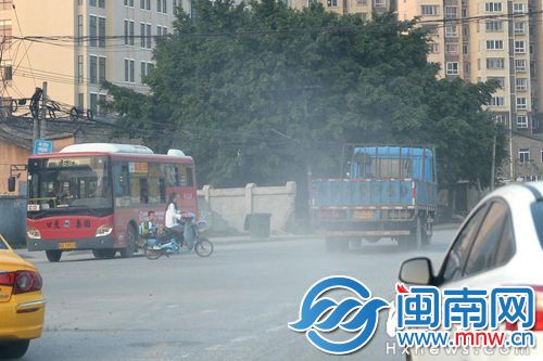 秀峰路上有不少渣土车撒漏的沙石，扬尘严重