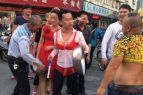 泉州市区新郎穿女性内衣当众闹洞房 敲打脸盆游街现场组图