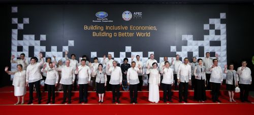 APEC与会领导人晚宴前大合影
