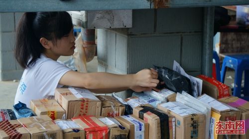 双十一物流高峰 大学生快递员体验快递分拣