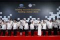 APEC与会领导人晚宴前大合影图片 菲律宾国服介绍