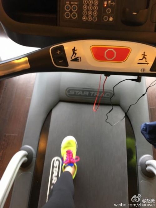 赵薇疑不堪被指发福 游泳跑步健身积极减肥(图