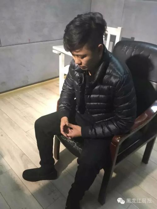 哈尔滨越野车别停救护车 司机露面请求谅解(图)