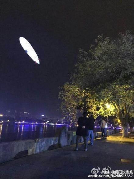 四川惊现发光飞行物 或与被3个女人甩的7分男有关