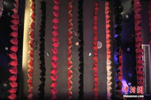 餐酒吧内挂满女性内衣。 