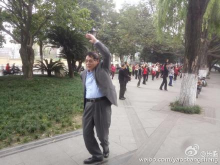 任志强跳广场舞照引围观