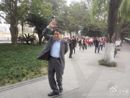 任志强跳广场舞照引围观