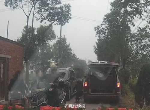 江苏一老太强扒婚车讨喜烟 不慎跌倒死亡(图)