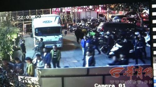 参与打砸的不明身份人员正走进入餐厅