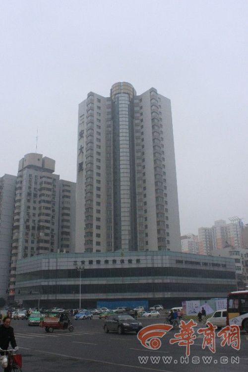 12秒的巨响过后，11月15日，位于西安市高新区的环球西安中心金花办公大楼闲置十余年后爆破拆除。未来，原址将重新建起一个集商业、办公、公寓、酒店等功能为一体综合体项目。