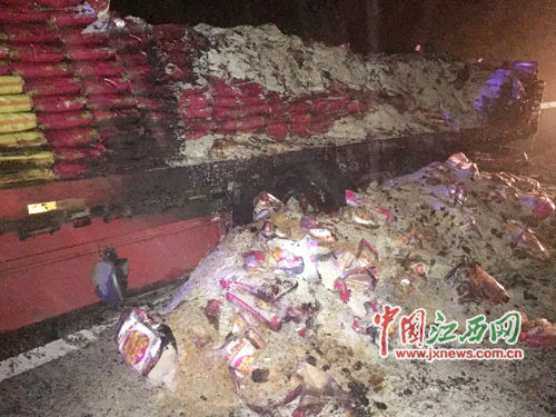 30余吨大米被烧毁