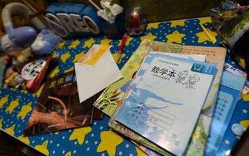 8岁女童吊死家中床沿 其父称当时在隔壁打电话