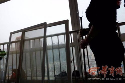 11月21日下午1时许,西安市民赵先生的妻子像往常一样,离家关门,但屋内传出一声巨响。她开门回屋,凉台的一扇窗户已经不见了。