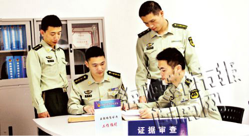 郑笔振(左二)组织民警研讨疑难案件
