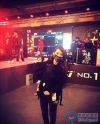 昆凌晒“借位”全家福 带女儿陪周杰伦工作（图）