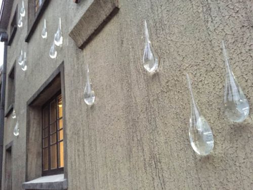 建筑主体上挂满了透明的泪滴。