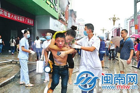 火灾中昏迷的汤老师被救出（资料图）