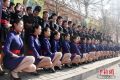 山东百余艺考女生不惧严寒 穿空乘制服拍合影(图)