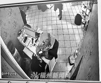 事发中亭街一服装店，监控拍下全程