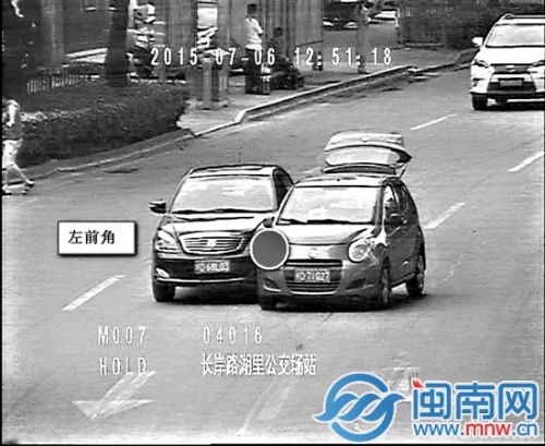 视频显示,7月6日长岸路,黑色吉利车(左)与变道车相撞,致左前角车头位受损